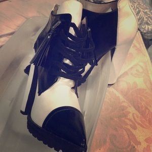 HIGH CHUNK OXFORD STYLE  DKNY HEELS